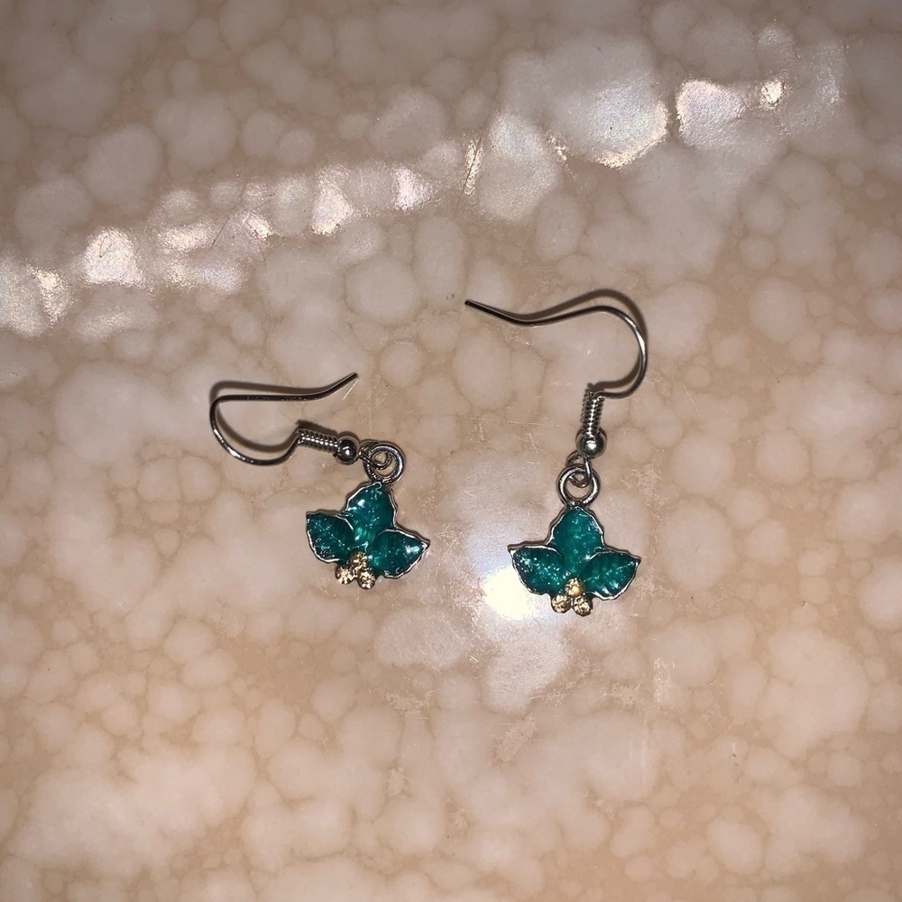 Women’s Christmas holly earrings NWT